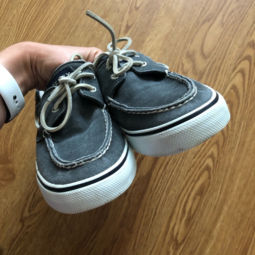 Sperry Top Sider Boat Shoes Mens Sz 9
Dark/grey/black color. Leather laces.